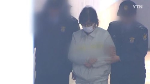 ‘국정을 농단’의혹 사건으로 구속기소된 최순실(61)씨가 5일 진행되는 본 재판에 참석하기 위해 법원에 출석했다. 사진=YTN캡처