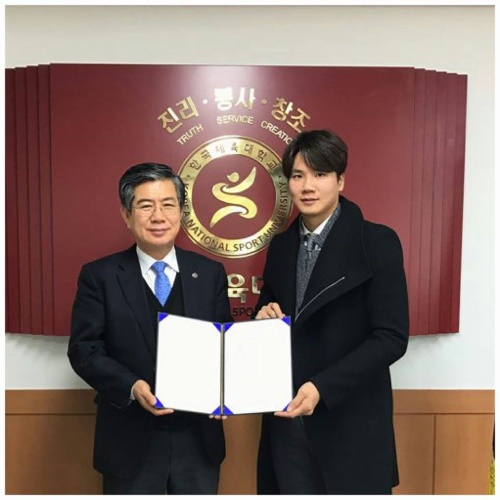한국 남자태권도 중량급의 간판스타였던 차동민(오른쪽)과 한체대 김성조 총장. [사진=한체대]
