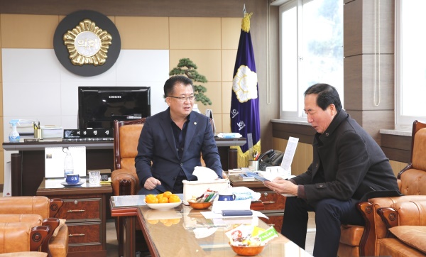 정성환(왼쪽)울릉군 의회 의장이 집무실에서  본지 김성권 기자와의 인터뷰를 통해 새해 의정운영방향등에 설명하고 있다.