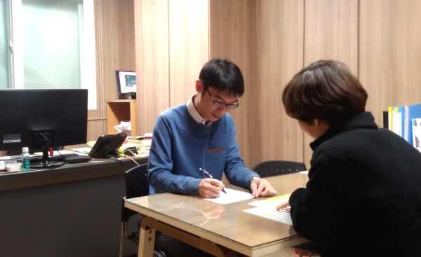 법률 홈닥터로 근무하는 강희석 변호사가 법률 상담을 하고 있다.(영주시 제공)
