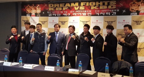 왼쪽부터 KBF 류명우 부회장, 서인덕, 배요한, 노사명, KBF 이인경 회장, KBC 홍수환 회장, 이남준, 정이훈, 송경환, 버팔로프로모션 양덕열 총괄이사.