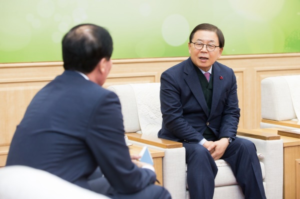 남유진 구미 시장이 본지 기자와 인터뷰를 통해 새해 시정운영방향등에 설명하고 있다.