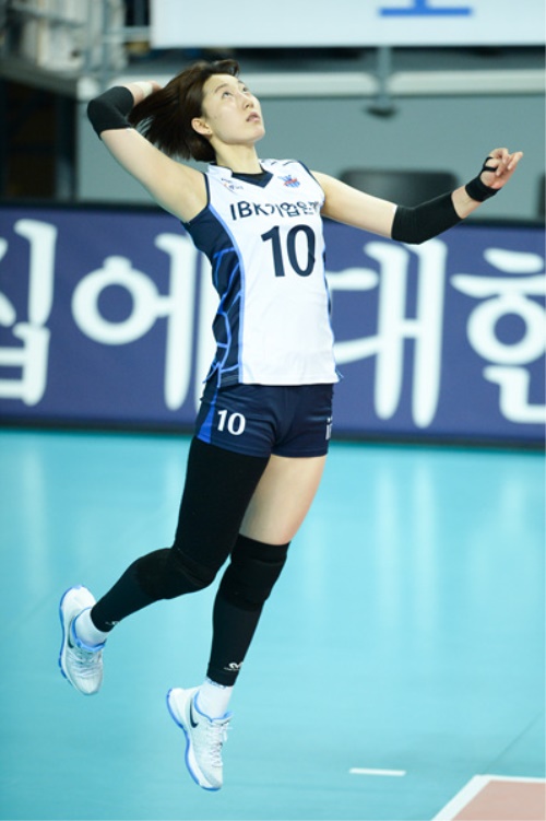 서브를 넣는 IBK기업은행의 박정아.[사진=한국배구연맹]