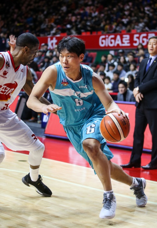 4쿼터에만 12득점을 올린 KT의 박상오(오른쪽). [사진=KBL]