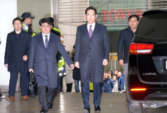 이재용 삼성전자 부회장이 조의연 부장판사로부터 영상심사를 받고 있다