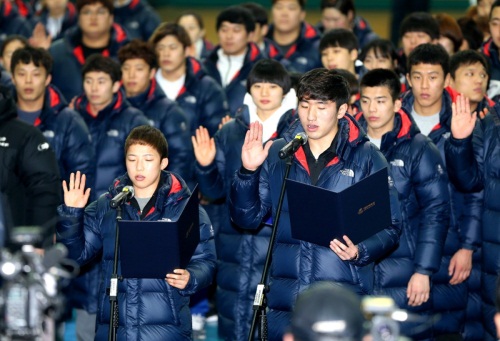 18일 2017년 국가대표 훈련개시식 및 체육인 신년하례회에서 리우 올림픽 금메달리스트인 박상영(오른쪽)과 유도 은메달리스트 정보경이 선수대표 선서를 하고 있다. [사진=대한체육회]