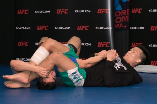 지난 4일 UFC 공식 미디어데이 공개 훈련에서 암바를 선보이고 있는 정찬성. [사진=채승훈 기자]