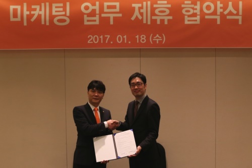 왼쪽부터 한화 골프사업부 조용철 부장과 골프존 김천광 본부장이 협약식에서 기념촬영을 하고 있다.
