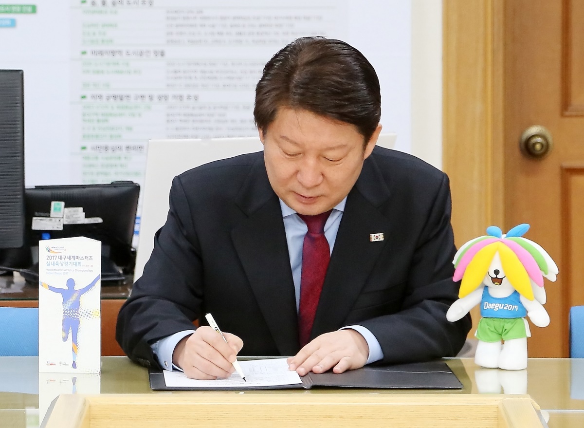 권영진 대구시장이 '2017 대구세계마스터즈 실내육상경기대회'의 하프 마라톤 종목에 참가 신청을 하고 있다. (사진제공=대구시)