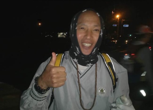 다문화 모자가족 돕기 한반도 횡단 308km 대회 중 늦은밤 달리다가 추위에 머리 두건 쓴 진오 스님.