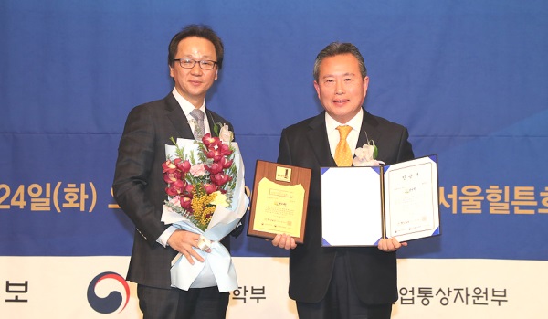 이현준(오른쪽)예천 군수가  소비자 선정 최고의 브랜드 대상을 수상 한후 기념촬영을 하고 있다.(예천군 제공)
