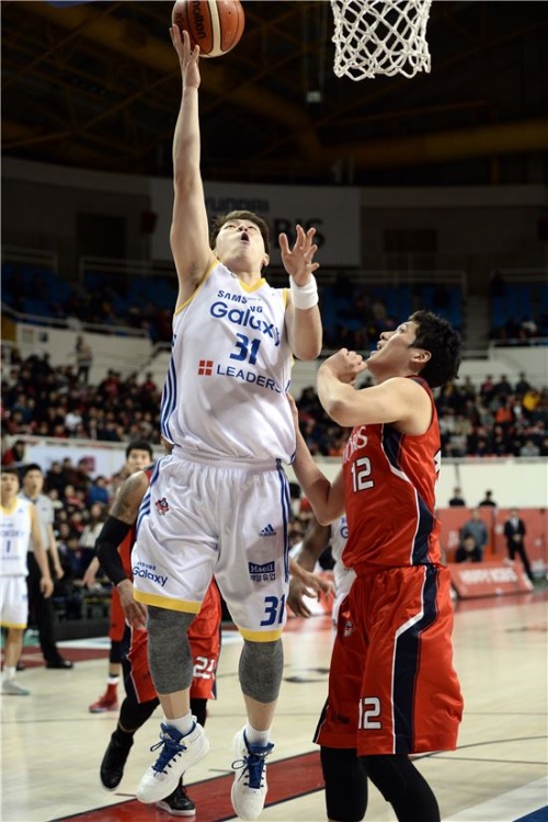 모비스의 골밑을 압도한 삼성 김준일(왼쪽). [사진=KBL]