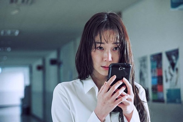 이유영이 올해 영화 '마리오네트'와 '원더풀라이프'의 주연을 꿰찼다. (사진='마리오네트' 스틸컷)