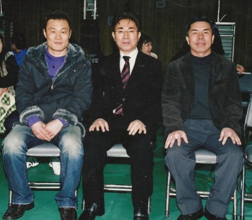 왼쪽부터 지인진 챔프, 박안수 한중푸드 대표, 문성길 챔프.