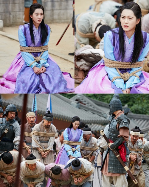 ‘화랑(花郞)’ 고아라 포로行 밧줄포박, 남부여군에게 붙잡힌다
‘화랑(花郞)’ 고아라 죽음위기, 신라백성들과 포로된다
‘화랑(花郞)’ 고아라의 목숨이 위태롭다, 역대급 위기
‘화랑(花郞)’ 고아라가 포로가 된다.
KBS 2TV 월화드라마 ‘화랑(花郞)’(연출 윤성식/극본 박은영/제작 화랑문화산업전문회사, 오보이 프로젝트) 속 아로(고아라 분)는 수없이 위기에 빠졌었다. 거리의 패거리들에게 납치를 당하기도, 삼맥종(박형식 분)이 진흥왕이란 것을 알게 된 뒤 지소태후(김지수 분)의 칼에 목숨을 위협받기도 했다. 또한 숙명공주(서예지 분)의 화살에 맞을 뻔도 했다.
그러나 죽음의 위기 때마다 선우(박서준 분)와 삼맥종은 아로를 구했다. 위기의 순간 아로를 구하는 두 남자의 모습은 때로는 설렘을, 때로는 숨막히는 긴장감을 선사하며 TV 앞 시청자들을 사로잡았다.
1월 31일 방송될 ‘화랑’ 14회에서는, 지금까지와는 차원이 다른 역대급 위기가 아로를 덮쳐온다. 전쟁을 막기 위해 화친을 결정하는 지소태후. 이에 숙명공주와 화랑, 아로가 합류한 화친사절단은 신라의 평화와 안전을 책임진 채 남부여로 향했다. 이런 가운데 포착된 아로의 모습은 심상치 않은 상황을 예고하고 있어 궁금증을 더한다.
‘화랑’ 제작진이 공개한 사진 속 아로는 신라 백성들과 함께 포로가 된 모습이다. 그녀는 남부여의 군사들에게 포박된 채 어딘가로 끌려 나오고 있다. 두려움에 덜덜 떠는 신라 백성들 사이로, 아로 역시 얼굴이 하얗게 질려 있는 표정. 공포감으로 가득 찬 눈빛, 꽉 쥐어진 주먹이 그녀의 심정을 고스란히 보여준다.
특히 아로의 뒤로 보이는 칼에는 붉은 핏자국마저 묻어있어 극강의 긴장감을 조성한다. 한치 앞도 알 수 없는 살벌한 상황. 신라도 아닌, 남부여의 한 가운데서 죽음의 위기를 맞은 아로. 아로는 어떤 이유로 남부여군의 포로가 된 것일까. 아로가 끌려온 곳은 어디인가. 또 국가 대 국가로 얽혀있는 아로의 위기는 어떤 결과를 맞게 될까.
무엇보다 이번에도 선우와 삼맥종 중 누가 아로를 구하게 될지 시청자들의 관심이 쏠리고 있다. 공개된 또 다른 사진 속 누군가를 바라보는 아로의 눈빛은 그가 누구인지, 또 그가 아로를 구할 수 있을지 본 방송에 대한 기대를 한껏 치솟게 하고 있다.
한편 '화랑'은 드라마 사상 최초로 신라시대 화랑을 본격적으로 그리는 작품으로 1500년 전 신라의 수도 서라벌을 누비던 꽃 같은 사내 화랑들의 뜨거운 열정과 사랑, 눈부신 성장을 그리는 청춘 사극이다. ‘화랑’ 14회는 1월 31일 화요일 오후 10시 KBS2를 통해 방송된다.
화랑문화산업전문회사, 오보이 프로젝트 제공