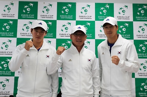 지난달 31일 기자회견에 참석한 권순우, 김재식 감독, 임용규(왼쪽부터). 정현과 이덕희는 국외 대회 출전으로 2월 1일 대표팀에 합류한다. [사진=대한테니스협회]