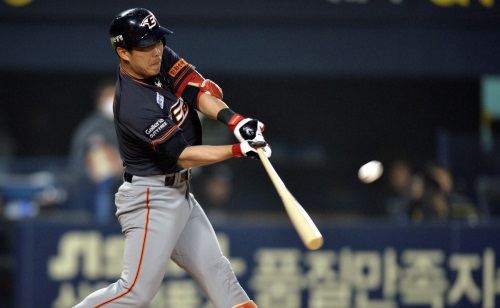 '아, 무릎'  무릎 통증 재발로 정근우의 WBC 참가가 불발됐다. [사진=뉴시스]