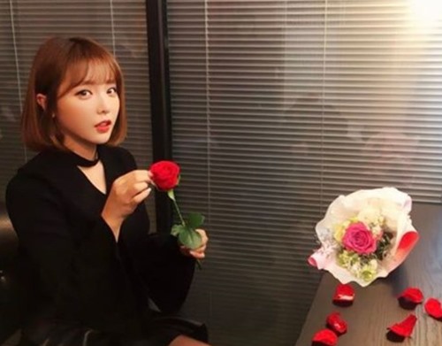 트로트 가수 홍진영이 꽃보다 아름다운 미모를 뽐냈다. 사진=홍진영 인스타그램