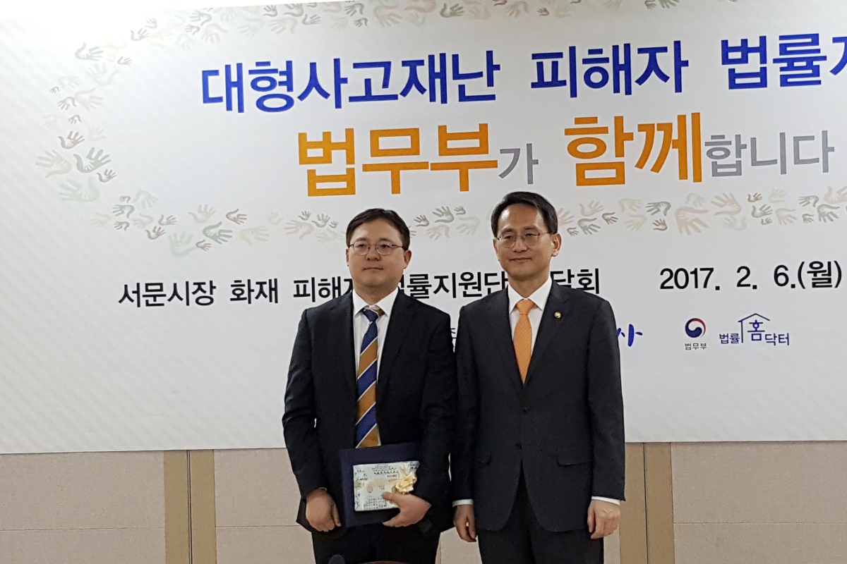 지난 6일 대구지부장 이창우 변호사(사진 왼쪽)가 법무부장관 표창을 받았다.(사진제공=대한법률구조공단)