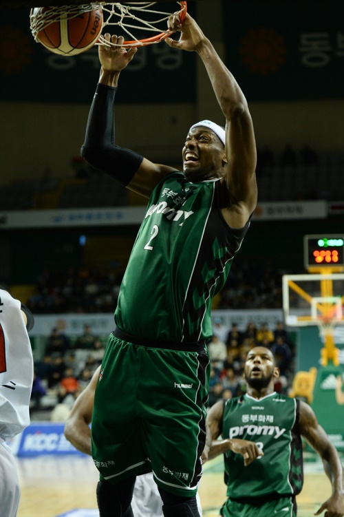 23경기 연속 더블-더블 기록을 달성하며 팀 승리를 견인한 로드 벤슨. [사진=KBL]