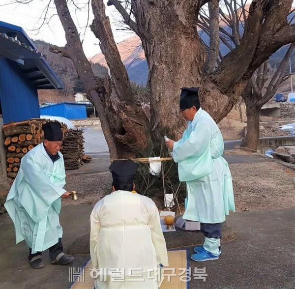 경북 영천지역의 대표 동제인  자양면 보현3리 신당에서  정월대보름을 맞아  마을의 안녕과 무사태평을 기원하고 있다.(사진=영천 문화관광해설사 전민욱씨 제공)
