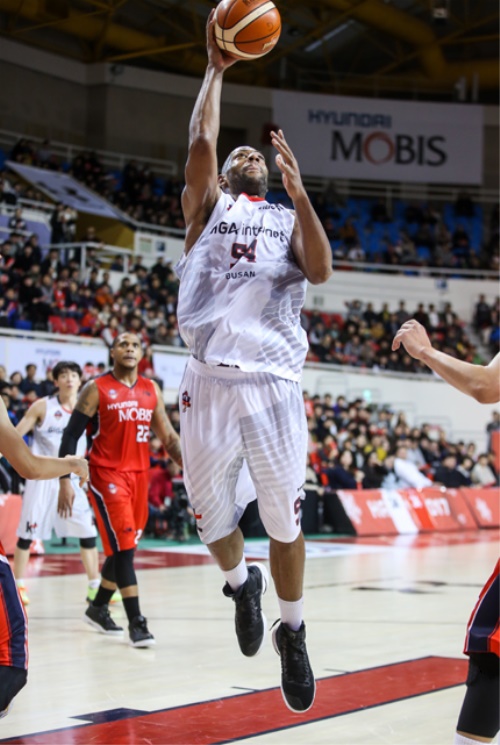 16일 울산모비스와의 경기에서 28점 16리바운드를 기록한 리온 윌리엄스. [사진=KBL]