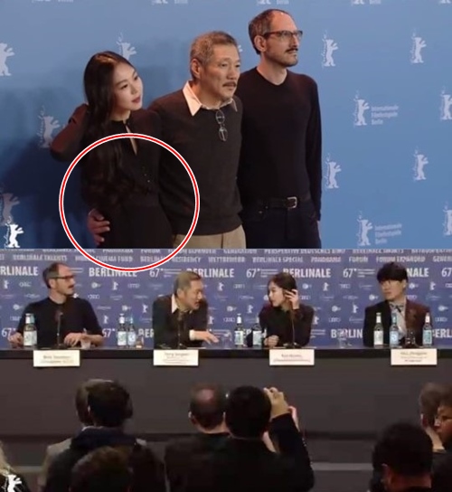 베를린 영화제에 함께 참석한 홍상수 감독과 김민희의 다정한 모습이 국내 네티즌의 눈길을 사로잡았다. 사진=베를린 국제영화제 홈페이지 캡처