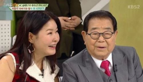 트로트가수 유지나와의 특별한 인연을 공개한 송해가 실시간 검색어에 이름을 올리자 네티즌이 독특한 반응을 보였다. 사진=여유만만 캡처
