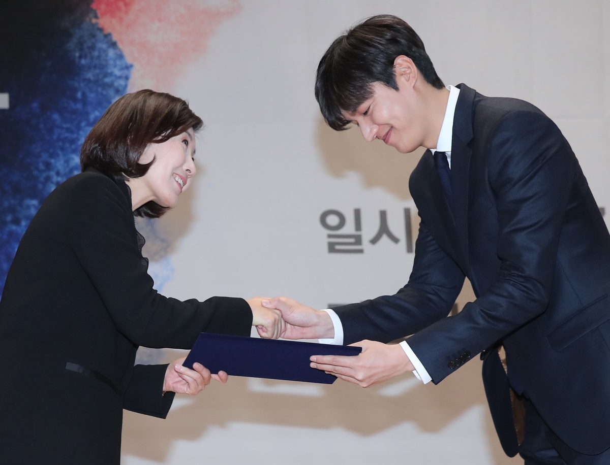 Actor Lee Min-ho receives the grand prize at the 2017 National Brand Awards held in Seoul on Wednesday. (Yonhap)