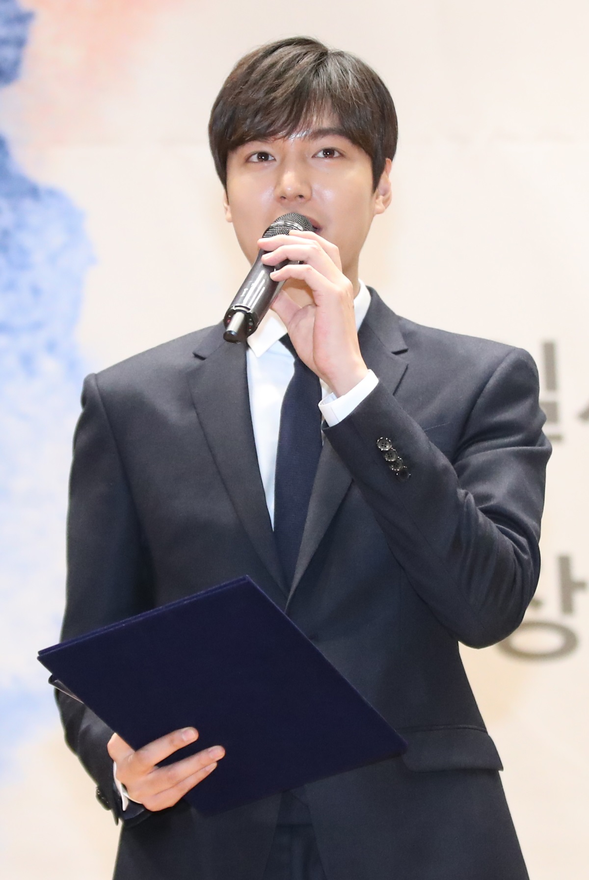 Actor Lee Min-ho makes an acceptance speech at the 2017 National Brand Awards held in Seoul on Wednesday. (Yonhap)