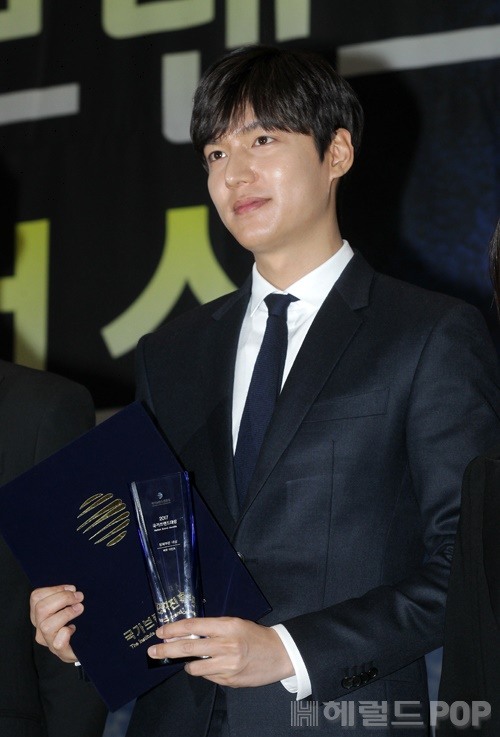 Actor Lee Min-ho holds a trophy and certificate at the 2017 National Brand Awards held in Seoul on Wednesday. (Herald DB)
