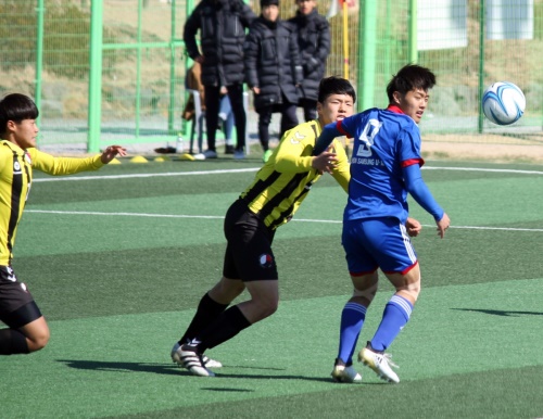 매탄고 최정훈(9번)은 빠른 스피드를 이용해서 상대 수비진을 휘젓는다. [사진=정종훈]
