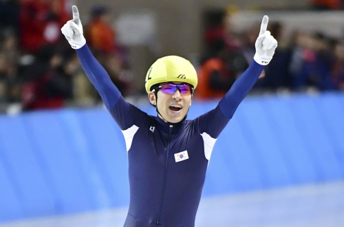 '최초 4관왕' 한국 남자 스피드스케이팅의 대들보 이승훈이 4관왕을 차지한 후 환호하고 있다. [사진=뉴시스]