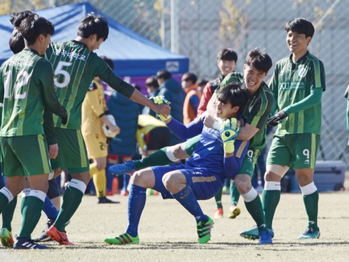 건국대가 제53회 춘계대학축구연맹전 8강에서 승부차기 끝에 가톨릭관동대를 꺾고(3PSO2) 준결승에 진출했다. 승리를 확정지은 직후 선수들이 기쁨을 나누고 있다.[사진=김유미 기자]