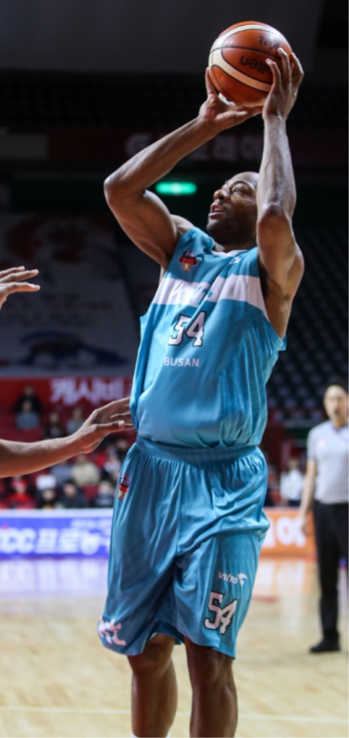 22득점 18리바운드로 골밑을 든든히 지키며 승리를 이끈 KT 리온 윌리엄스. [사진=KBL]