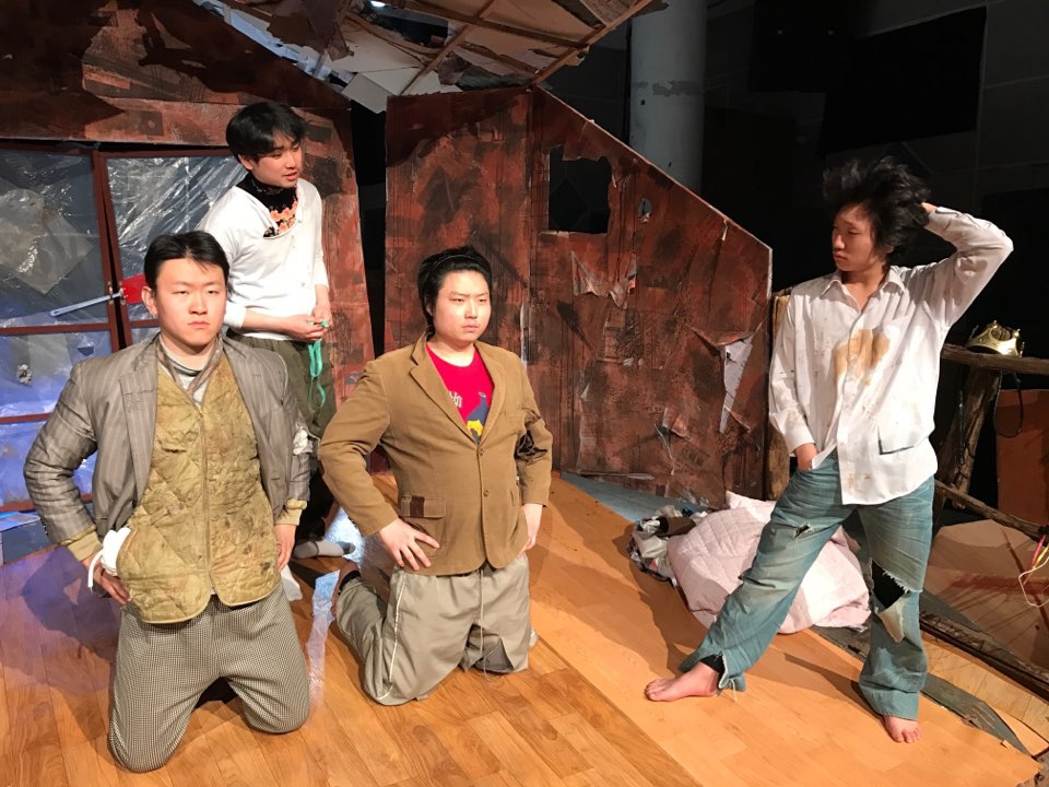 방바닥을 긁는 남자 연습장면(사진제공=대경대)