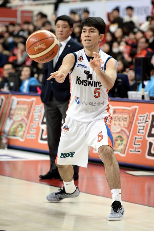 패스하는 정병국. [사진=KBL]