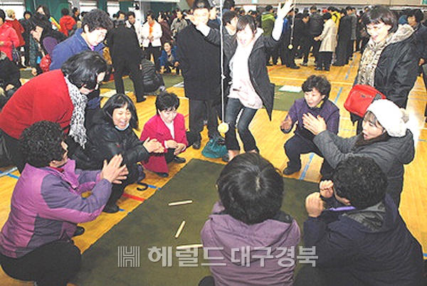큰 사리가 나오자 춤을 추며 즐거워 하고 있다,(헤럴드 자료사진)