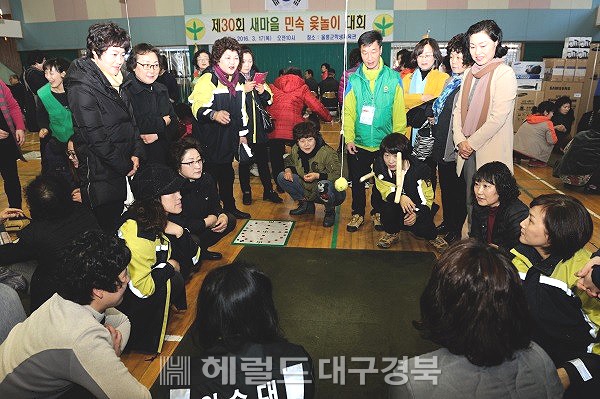 사진은 지난해 열린 윷놀이 대회장면, 큰 시상품이 내걸린 대회로 심판의 눈빛이 예사롭지 않다.(헤럴드 자료사진)