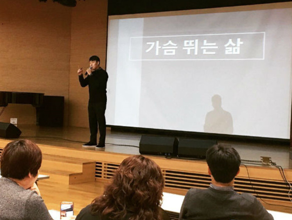결혼 생활 중 장시호와 교제한 것으로 알려진 김동성은 최근 스타강사로 발돋움하며 제2의 인생을 설계해 왔다.
