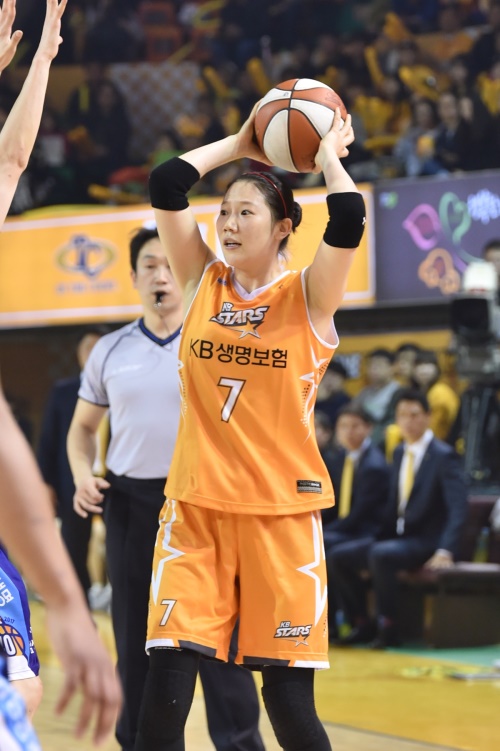 강아정의 부진이 KB입장에서는 아쉬움으로 남는다. [사진=WKBL]