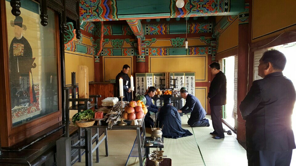 지난 11일 영천시 신녕면 화남리 경충사에서 후손 35여명이 참석한 가운데 권응수(權應銖) 장군을 추모하는 춘계 제향행사가 가 거행되고 있다.(사진제공=영천시)