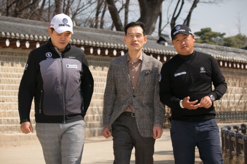 고궁을 걸으며 담소를 나누는 삼성금거래소 박내춘 회장(가운데)과 한민규(왼쪽), 김대섭 프로.<사진=채승훈 기자>