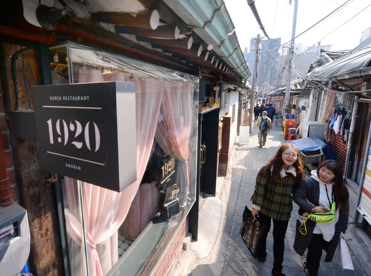 Restaurant “1920” located at the hanok village in Ikseon-dong, Jongno-gu, Seoul (Park Hyun-koo/The Korea Herald)
