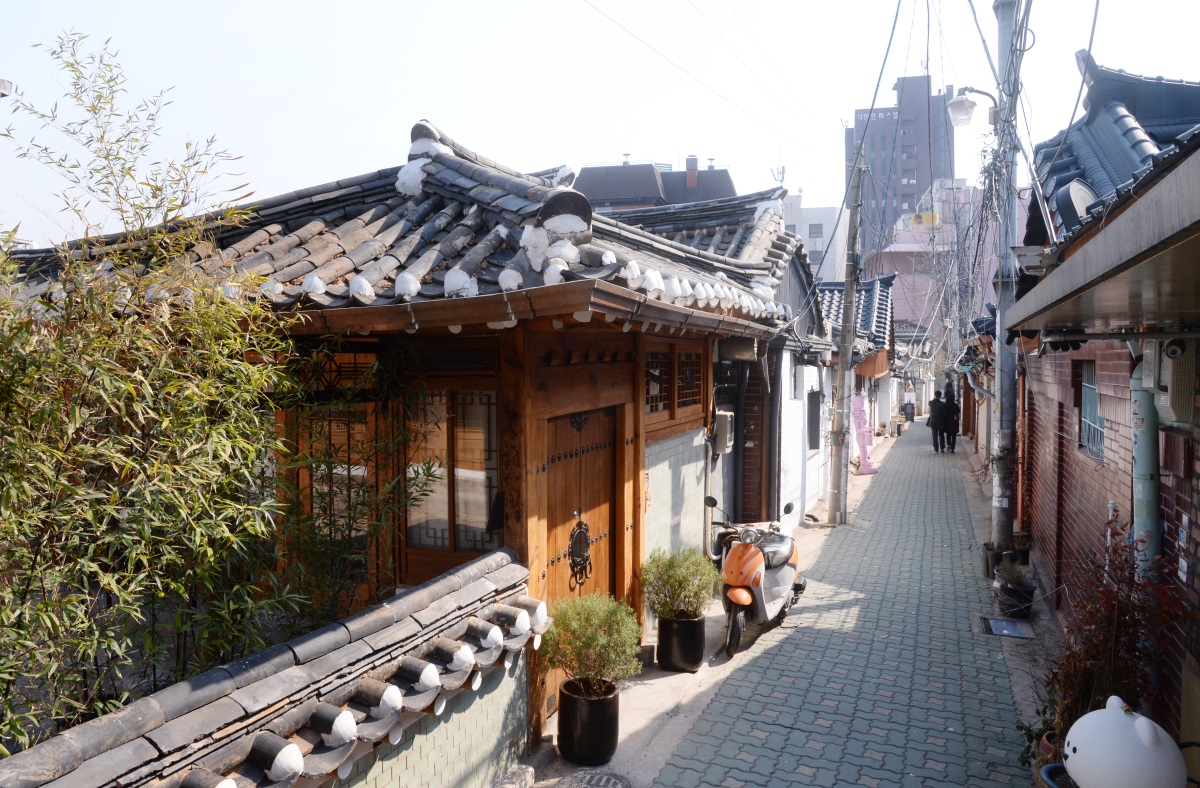 The hanok village in Ikseon-dong, Jongno-gu, Seoul (Park Hyun-koo/The Korea Herald)