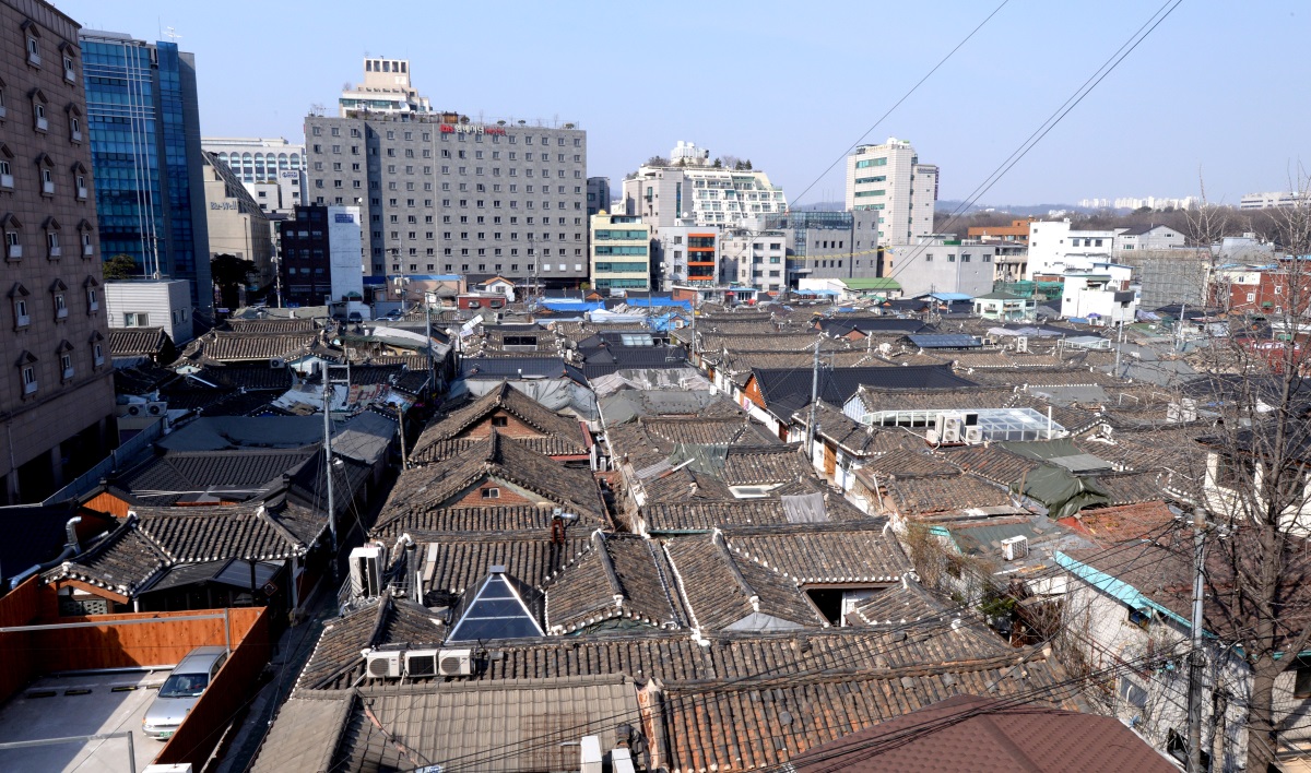 The hanok village in Ikseon-dong, Jongno-gu, Seoul (Park Hyun-koo/The Korea Herald)