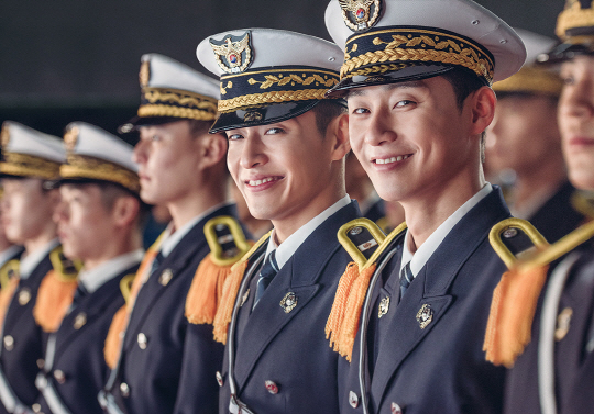 Kang Ha-neul (left) and Park Seo-joon star in “Midnight Runners.” (Lotte Entertainment)