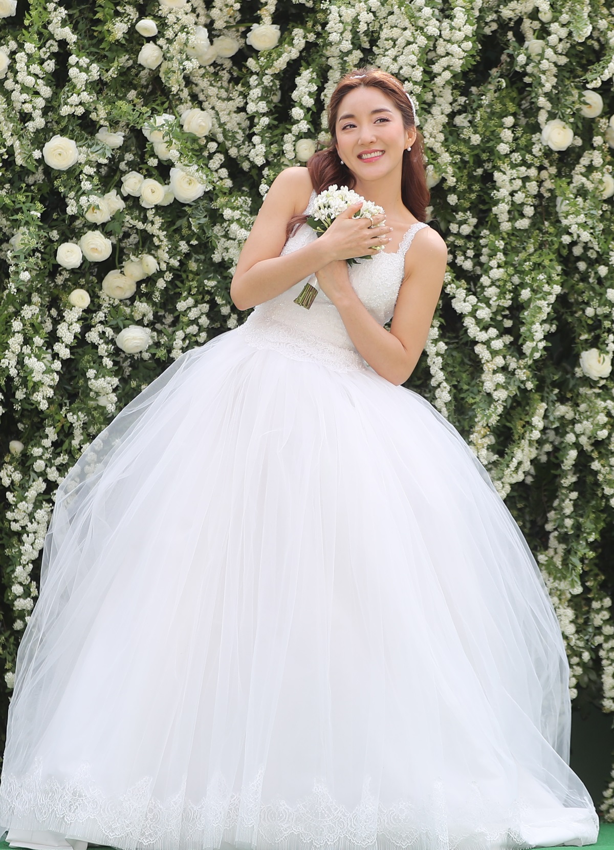 Singer Bada poses during a press conference held before her wedding ceremony in Seoul on Thursday (Yonhap)