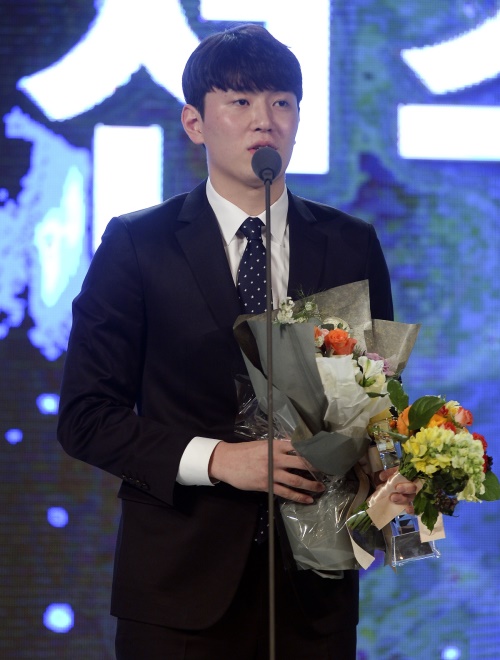 라이벌 최준용을 제치고 신인상의 영광을 누린 전자랜드 강상재. [사진=뉴시스]