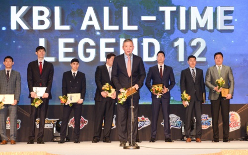'KBL ALL-TIME LEGEND 12' 수상자들. 허재 국가대표팀 감독이 대표로 수상 소감을 전하고 있다. [사진=KBL]